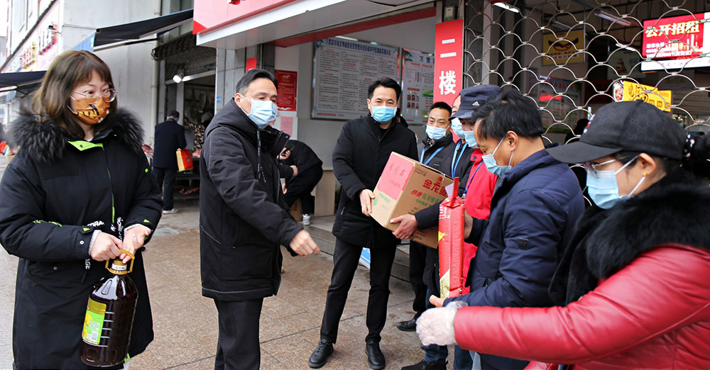 屯溪區(qū)國投集團黨委開展節(jié)前走訪慰問菜市場一線工作人員活動